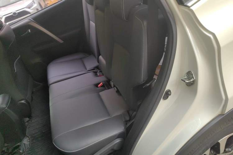 Used Toyota RAV4 2016 2.0L CVT Two-Wheel Drive Smart Edition China V Standard Left Rear Seat