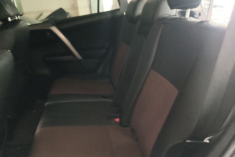 Used Toyota RAV4 2016 2.0L CVT Two-Wheel Drive Fashion Edition China V Standard Left Rear Seat