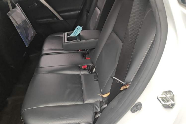 Used Toyota RAV4 2016 2.0L CVT Two-Wheel Drive Smart Edition China V Standard Left Rear Seat