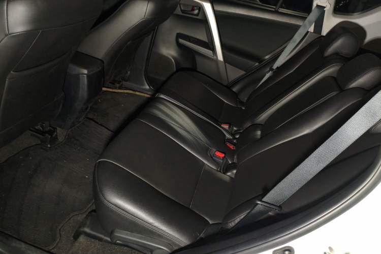 Used Toyota RAV4 2016 2.0L CVT Two-Wheel Drive Fashion Edition China V Standard Left Rear Seat