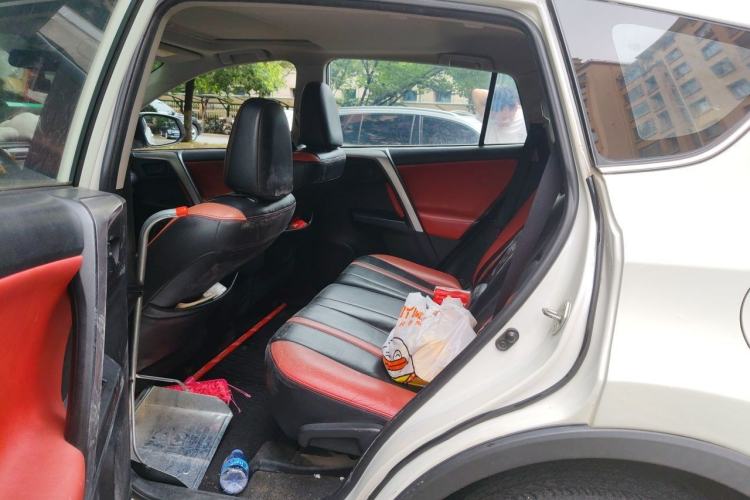 Used Toyota RAV4 2016 2.0L CVT Two-Wheel Drive Fashion Edition China V Standard Left Rear Seat