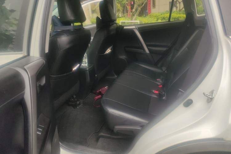 Used Toyota RAV4 2016 2.0L CVT Two-Wheel Drive Fashion Edition China V Standard Left Rear Seat