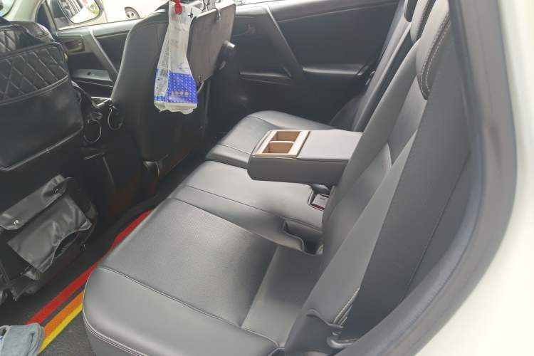 Used Toyota RAV4 2016 2.0L CVT Two-Wheel Drive Urban Edition China V Standard Left Rear Seat