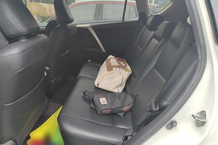 Used Toyota RAV4 2016 2.0L CVT Two-Wheel Drive Fashion Edition China V Standard Left Rear Seat