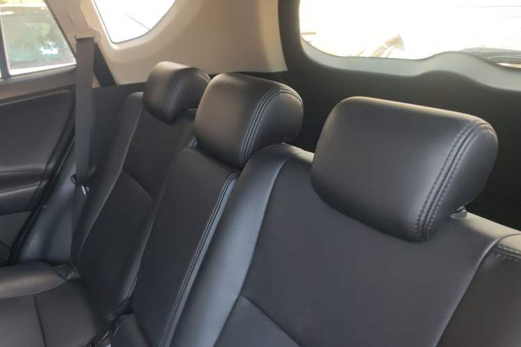 Used Toyota RAV4 2016 2.0L CVT Two-Wheel Drive Fashion Edition China V Standard Left Rear Seat