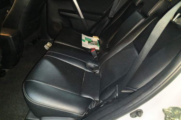 Used Toyota RAV4 2016 2.0L CVT Two-Wheel Drive Fashion Edition China V Standard Left Rear Seat