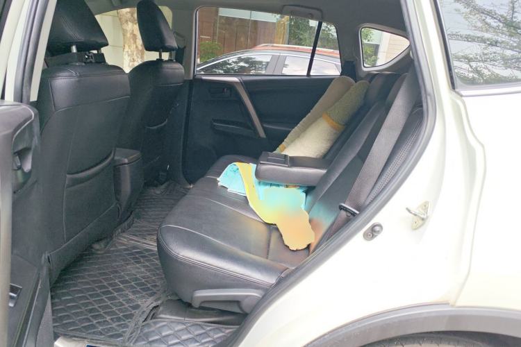Used Toyota RAV4 2016 2.0L CVT Two-Wheel Drive Fashion Edition China V Standard Left Rear Seat