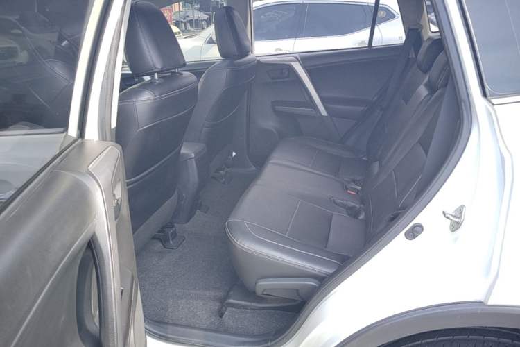 Used Toyota RAV4 2016 2.0L CVT Two-Wheel Drive Fashion Edition China V Standard Left Rear Seat