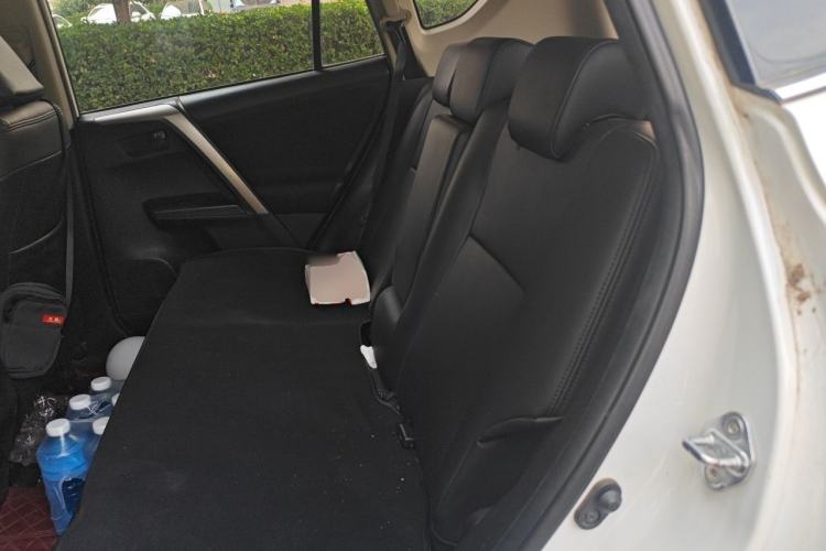 Used Toyota RAV4 2016 2.0L CVT Two-Wheel Drive Fashion Edition China V Standard Left Rear Seat