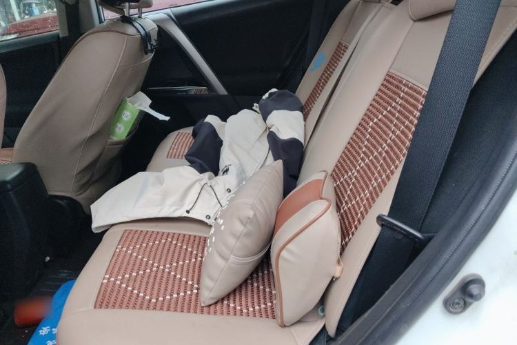 Used Toyota RAV4 2016 2.0L CVT Two-Wheel Drive Fashion Edition China V Standard Left Rear Seat