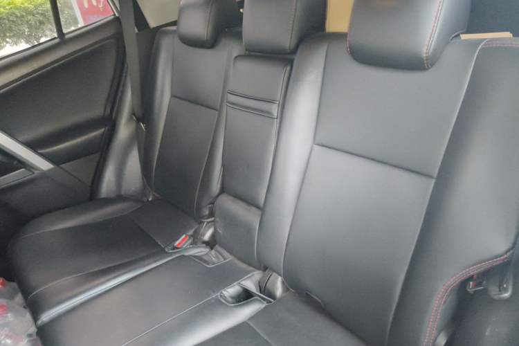 Used Toyota RAV4 2016 2.0L CVT Two-Wheel Drive Fashion Edition China V Standard Left Rear Seat