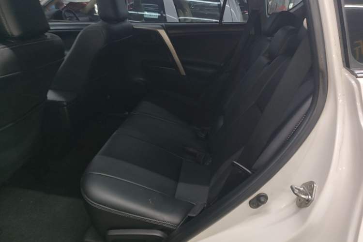 Used Toyota RAV4 2016 2.0L CVT Two-Wheel Drive Fashion Edition China V Standard Left Rear Seat