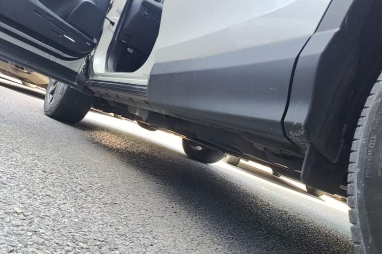 Used Toyota RAV4 2016 2.5L Automatic 4x4 Elite Edition Left Side Sill