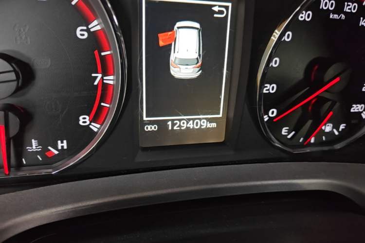 Used Toyota RAV4 2016 2.5L Automatic 4x4 Elite Edition Odometer Close Up