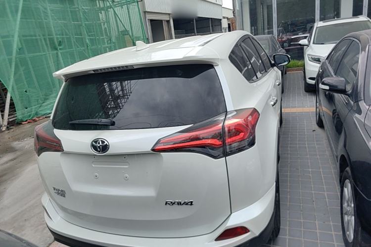 Used Toyota RAV4 2016 2.0L CVT Two-Wheel Drive Fashion Edition China V Standard Rear