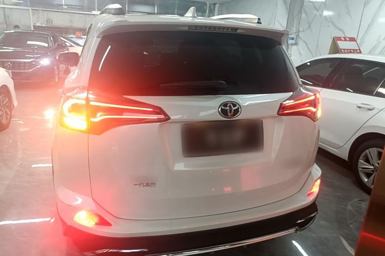 Used Toyota RAV4 2016 2.0L CVT Two-Wheel Drive Fashion Edition China V Standard Rear