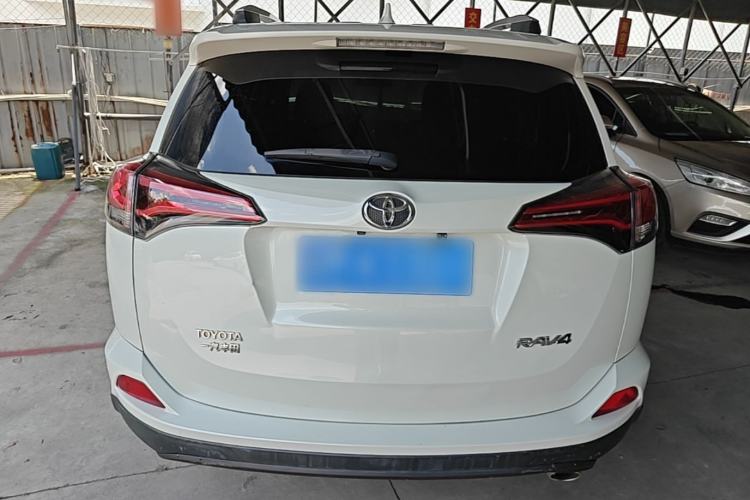 Used Toyota RAV4 2016 2.0L CVT Two-Wheel Drive Fashion Edition China V Standard Rear