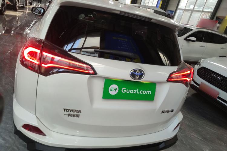 Used Toyota RAV4 2016 2.0L CVT Two-Wheel Drive Fashion Edition China V Standard Rear