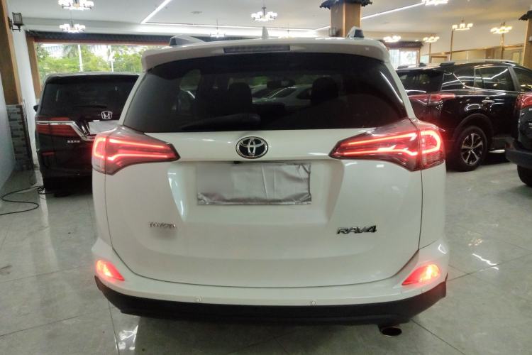 Used Toyota RAV4 2016 2.0L CVT Two-Wheel Drive Fashion Edition China V Standard Rear