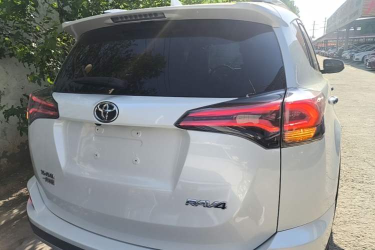 Used Toyota RAV4 2016 2.0L CVT Two-Wheel Drive Smart Edition China V Standard Rear