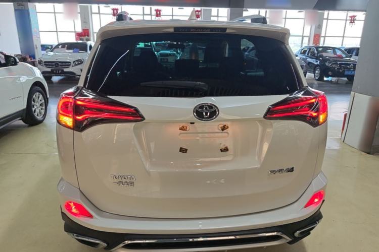 Used Toyota RAV4 2016 2.0L CVT Two-Wheel Drive Fashion Edition China V Standard Rear