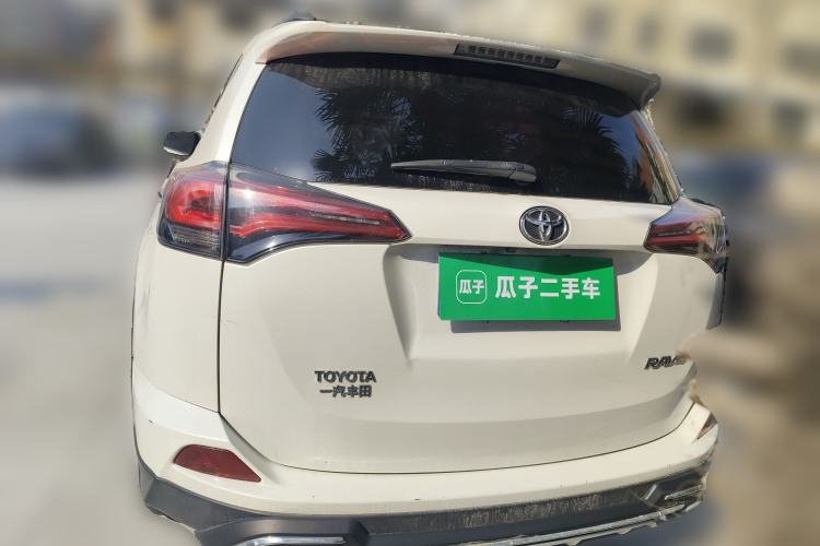 Used Toyota RAV4 2016 2.0L CVT Two-Wheel Drive Fashion Edition China V Standard Rear