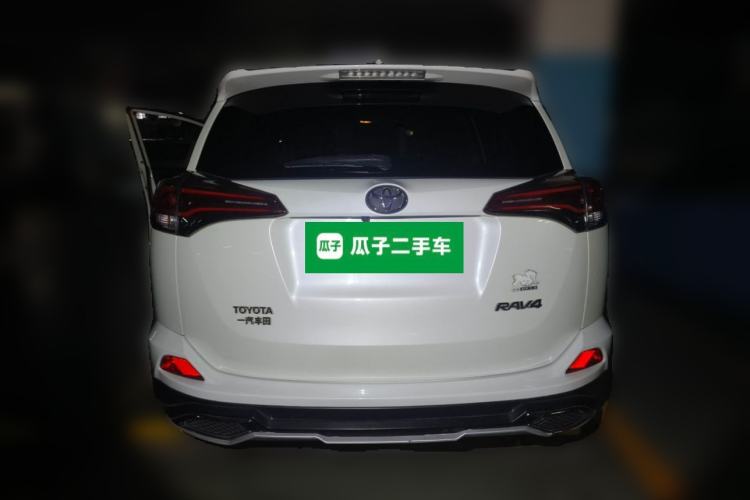 Used Toyota RAV4 2016 2.0L CVT Two-Wheel Drive Fashion Edition China V Standard Rear