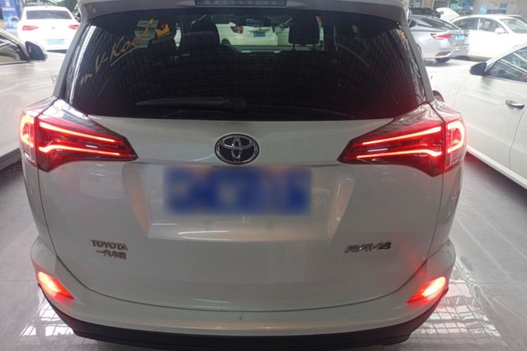 Used Toyota RAV4 2016 2.0L CVT Two-Wheel Drive Fashion Edition China V Standard Rear