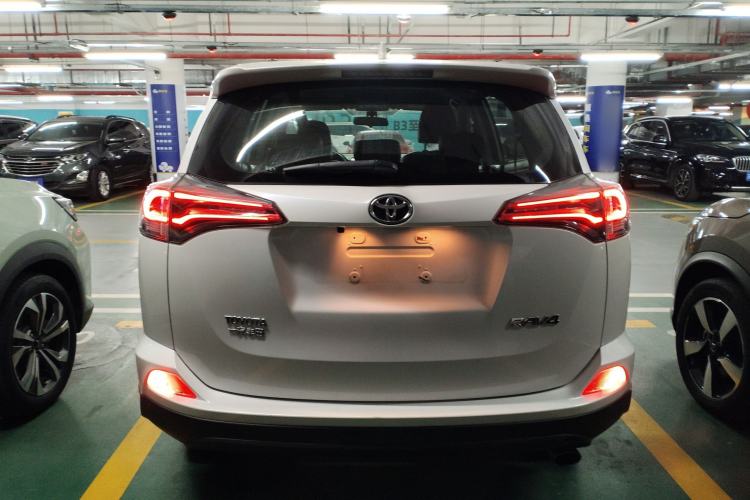 Used Toyota RAV4 2016 2.0L CVT Two-Wheel Drive Urban Edition China V Standard Rear