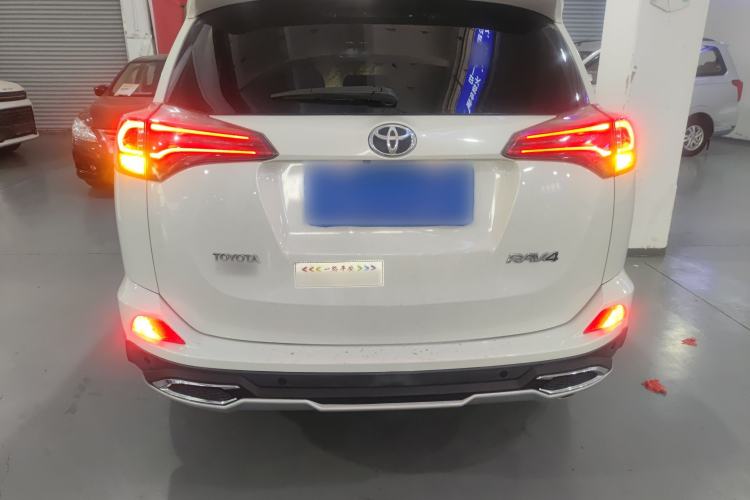 Used Toyota RAV4 2016 2.0L CVT Two-Wheel Drive Fashion Edition China V Standard Rear
