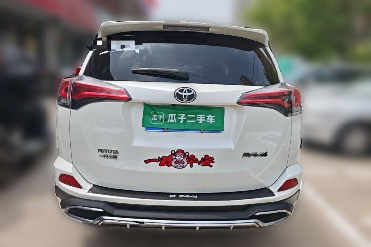 Used Toyota RAV4 2016 2.0L CVT Two-Wheel Drive Fashion Edition China V Standard Rear
