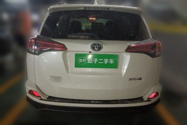Used Toyota RAV4 2016 2.0L CVT Two-Wheel Drive Fashion Edition China V Standard Rear