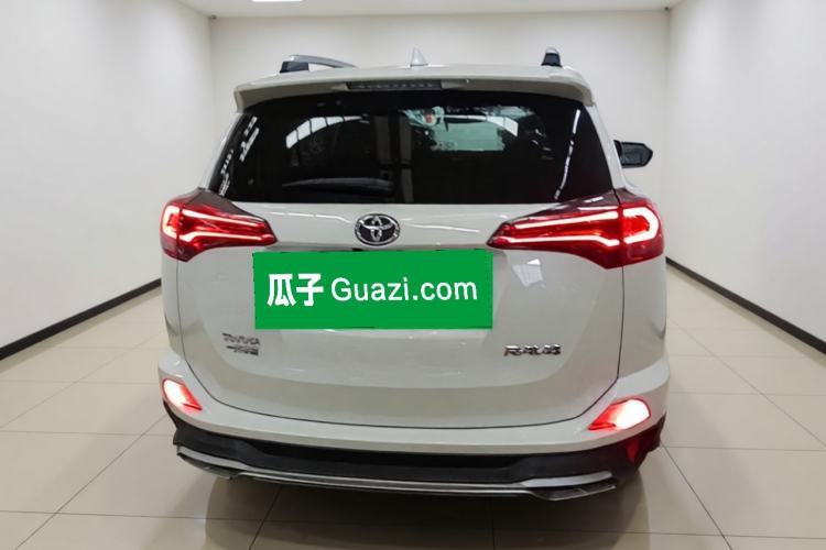Used Toyota RAV4 2016 2.0L CVT Two-Wheel Drive Fashion Edition China V Standard Rear