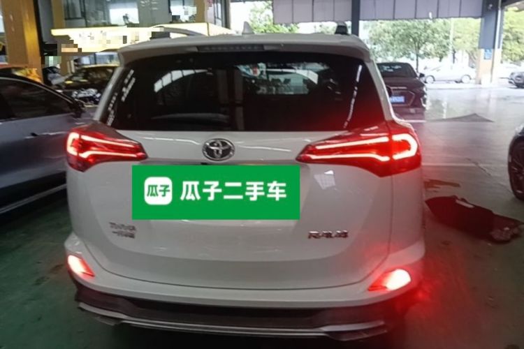 Used Toyota RAV4 2016 2.0L CVT Two-Wheel Drive Fashion Edition China V Standard Rear