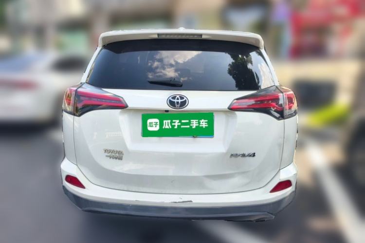 Used Toyota RAV4 2016 2.0L CVT Two-Wheel Drive Fashion Edition China V Standard Rear