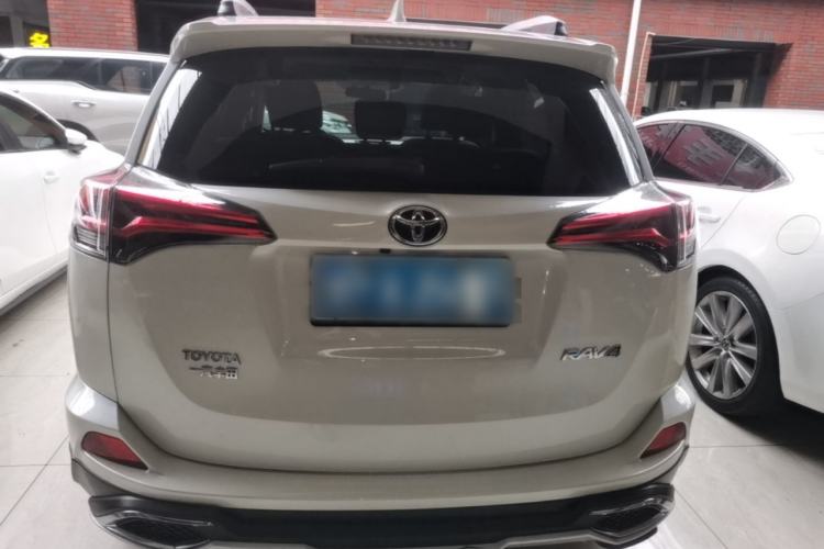 Used Toyota RAV4 2016 2.0L CVT Two-Wheel Drive Fashion Edition China V Standard Rear