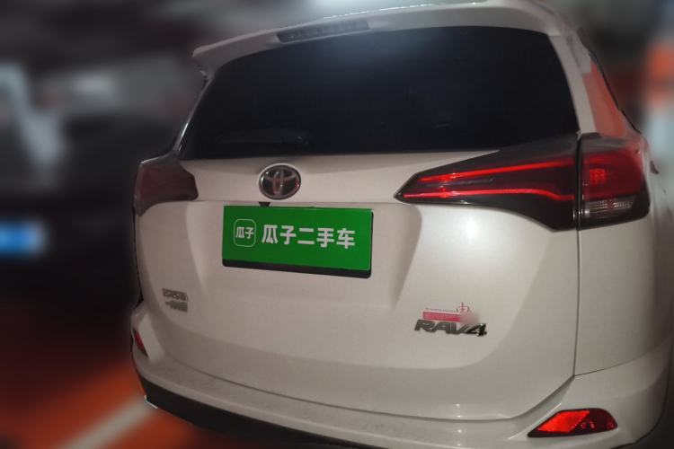 Used Toyota RAV4 2016 2.0L CVT Two-Wheel Drive Fashion Edition China V Standard Rear