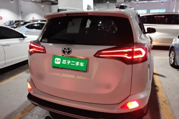 Used Toyota RAV4 2016 2.0L CVT Two-Wheel Drive Fashion Edition China V Standard Rear
