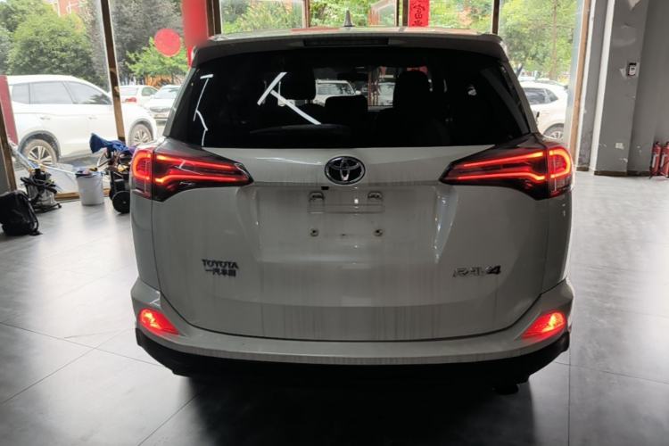 Used Toyota RAV4 2016 2.0L CVT Two-Wheel Drive Fashion Edition China V Standard Rear