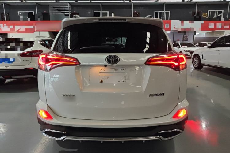 Used Toyota RAV4 2016 2.0L CVT Two-Wheel Drive Fashion Edition China V Standard Rear