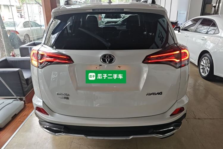 Used Toyota RAV4 2016 2.0L CVT Two-Wheel Drive Fashion Edition China V Standard Rear