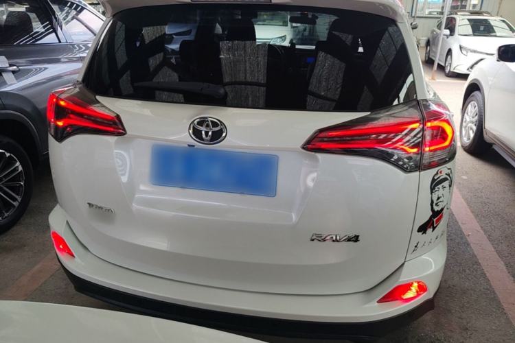 Used Toyota RAV4 2016 2.0L CVT Two-Wheel Drive Fashion Edition China V Standard Rear