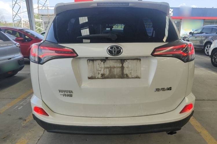 Used Toyota RAV4 2016 2.0L CVT Two-Wheel Drive Fashion Edition China V Standard Rear