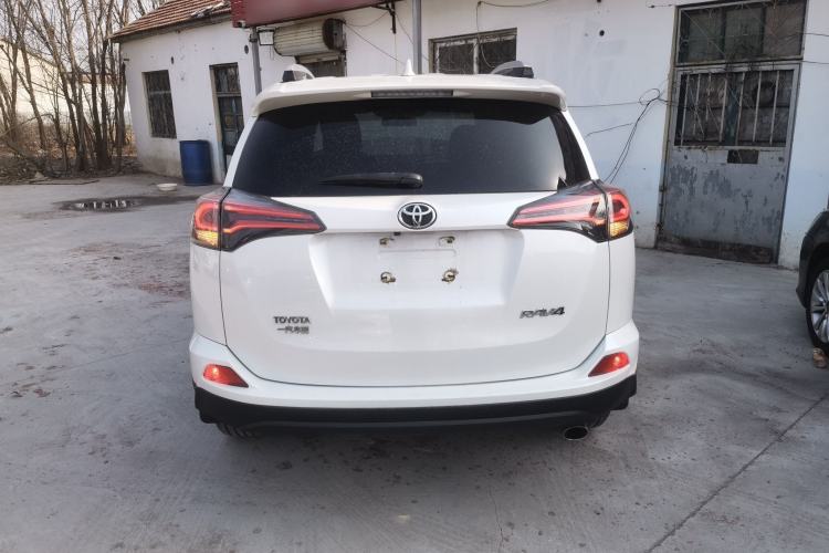 Used Toyota RAV4 2016 2.0L CVT Two-Wheel Drive Fashion Edition China V Standard Rear