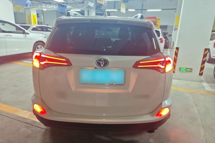 Used Toyota RAV4 2016 2.0L CVT Two-Wheel Drive Fashion Edition China V Standard Rear