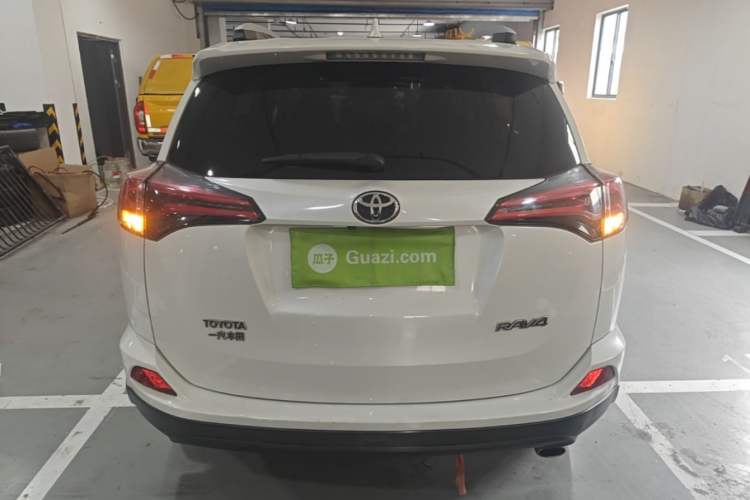 Used Toyota RAV4 2016 2.0L CVT Two-Wheel Drive Fashion Edition China V Standard Rear