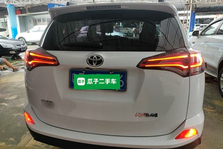 Used Toyota RAV4 2016 2.0L CVT Two-Wheel Drive Fashion Edition China V Standard Rear