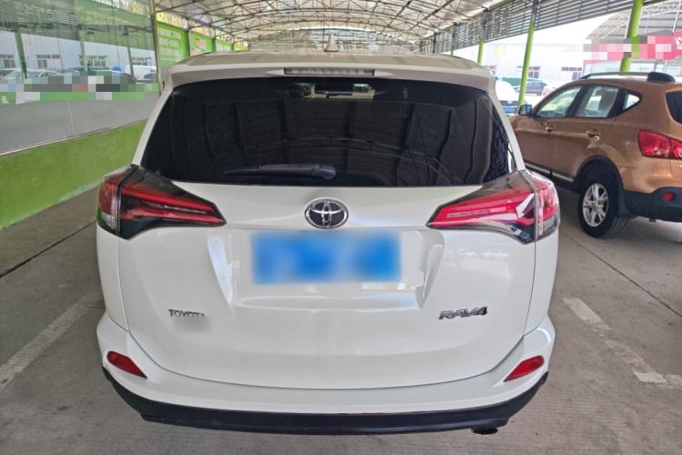 Used Toyota RAV4 2016 2.0L CVT Two-Wheel Drive Fashion Edition China V Standard Rear
