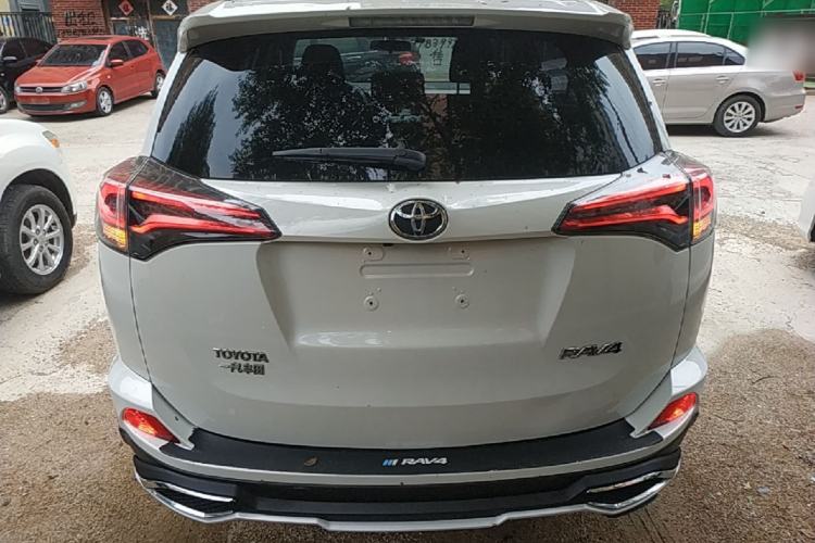 Used Toyota RAV4 2016 2.0L CVT Two-Wheel Drive Fashion Edition China V Standard Rear