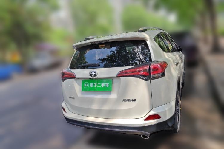 Used Toyota RAV4 2016 2.0L CVT Two-Wheel Drive Fashion Edition China V Standard Rear